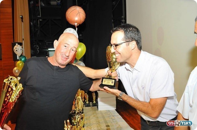 יניב דרעי מעניק גביע לרפי קפלן קפטן מי חדרה